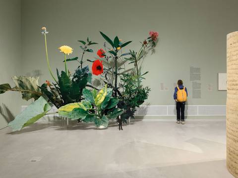 Ausstellungsansicht „Closer to Nature. Bauen mit Pilz, Baum, Lehm“ – Abgebildetes Werk: Thomas Eller, THE Selbst mit großem Rasenstück, 1992), Berlinische Galerie