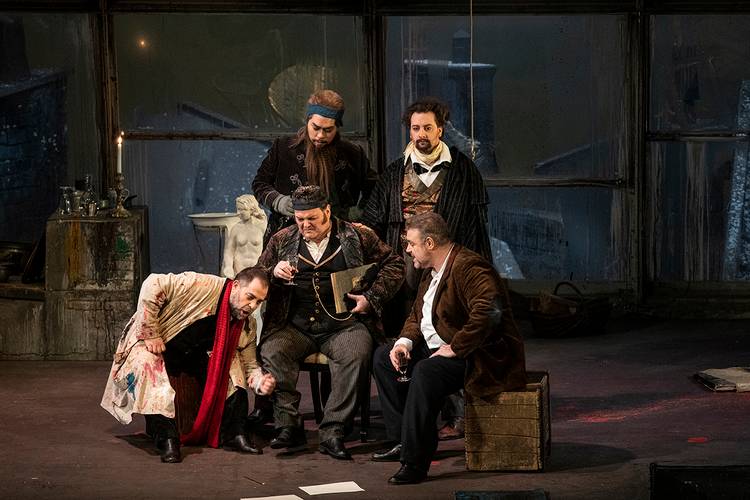 La Bohème – Joseph Calleja als Rodolfo, Joel Allison als Schaunard, Markus Brück als Marcello, Byung Gil Kim als Colline, Jörg Schörner als Benoit Bettina Stöß