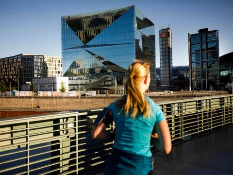 Frau joggt am Berliner Hauptbahnhof