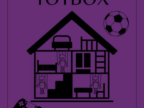  – Plakat mit lilafarbenem Hintergrund. Im Vordergrund sind schmematische Darstellungen von Spielgeräten zu sehen: der Controller einer Spielekonsole, ein Fußball, ein Puppenhaus, in dem Marionetten wohnen.