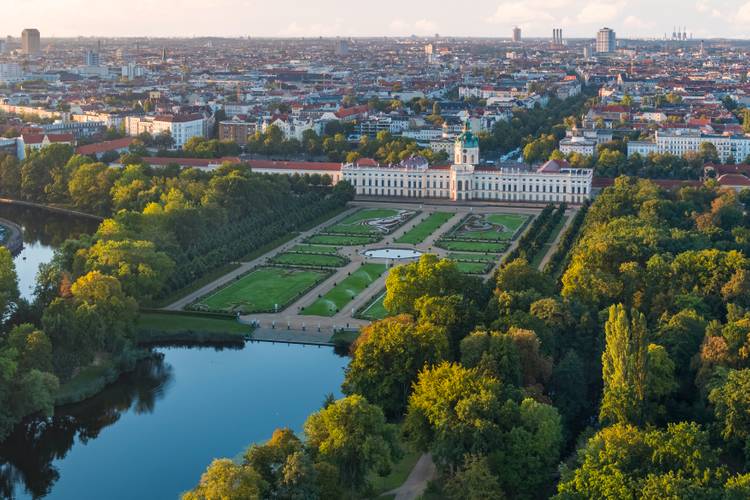 Schlossgarten Charlottenburg – Luftbild vom Schlossgarten Charlottenburg, seitlicher Blick über den Karpfenteich und das Parterre zum Schloss