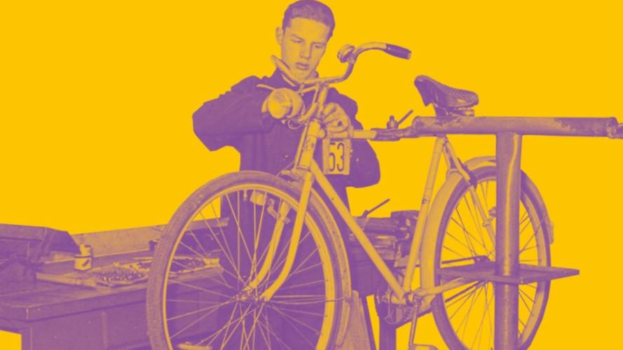 Key Visual der Veranstaltung – Gelb-lila-eingefärbte historische Fotografie, die einen jüngeren Mann beim Reparieren eines Fahrrads zeigt