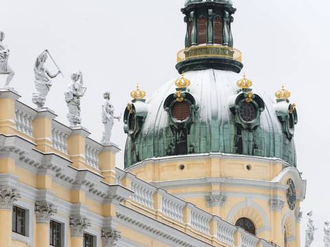 Schloss Charlottenburg, Blick auf den Mittelrisalit mit verschneiter Kuppel