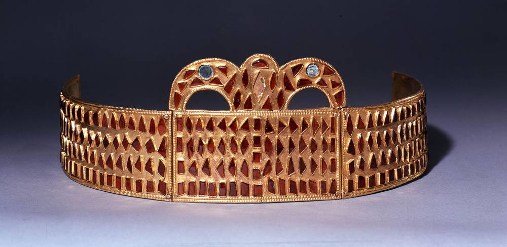 Die „Krone von Kertsch“. Das Diadem einer vornehmen Dame wurde in einem völkerwanderungszeitlichen Grab in Kertsch – dem antiken Pantikapaion – auf der Krim entdeckt. Spätes 4. / 1. Hälfte 5. Jahrhundert n. Chr.