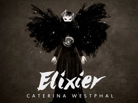 ELIXIER – Person in schwarzem Kleid mit dunklen Flügeln und Maske, hält eine Kugel vor dem Bauch. Text: Elixier CATERINA WESTPHAL.