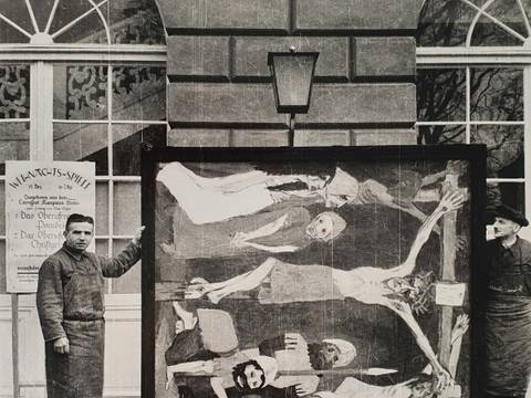 Zwei Angestellte des Kunstdienstes präsentieren Emil Noldes „Kreuzigung“, 1912, Öl/Leinwand, 220,5 × 193,5 cm (Wvz. Urban 477) vor dem Schloss Schönhausen, Foto: Günter Ranft (vermutlich) – Zwei Angestellte des Kunstdienstes präsentieren Emil Noldes „Kreuzigung“, 1912, Öl/Leinwand, 220,5 × 193,5 cm (Wvz. Urban 477) vor dem Schloss Schönhausen, Foto: Günter Ranft (vermutlich)