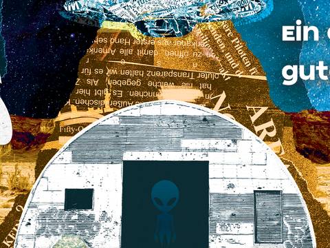  – Ein blauer Alien vor einem beigen Haus in einer Wüstenlandschaft. Text: DREAM LAND, Ein außerirdisch gutes MUSICAL.