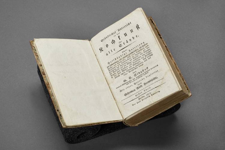 Georg Conrad Singstock, Gründlicher Unterricht in der Kochkunst für alle Stände. Von G. E. Singstock, vormals Küchenmeister des Hochseligen Prinzen Heinrich von Preußen Königl. Hoheit – Aufgeschlagenes Buch: Georg Conrad Singstock, Gründlicher Unterricht in der Kochkunst für alle Stände. Von G. E. Singstock, vormals Küchenmeister des Hochseligen Prinzen Heinrich von Preußen Königl. Hoheit