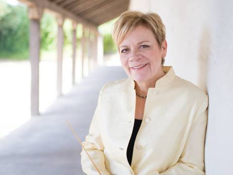  – Marin Alsop lehnt an einer Mauer