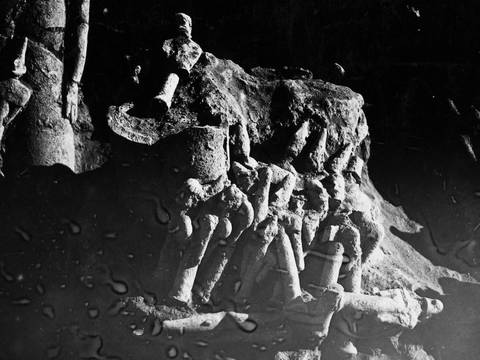 Sedimente, Schichten, Archäologien: Bild von der Ausgrabung der schwedischen Zypern-Expedition 1927-1931. – Erdschichten im Aufriss mit eingegrabenen Skulpturen