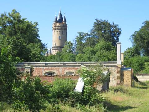 Historische Hofgärtnerei im Park Babelsberg mit Blick auf den Flatowturm
