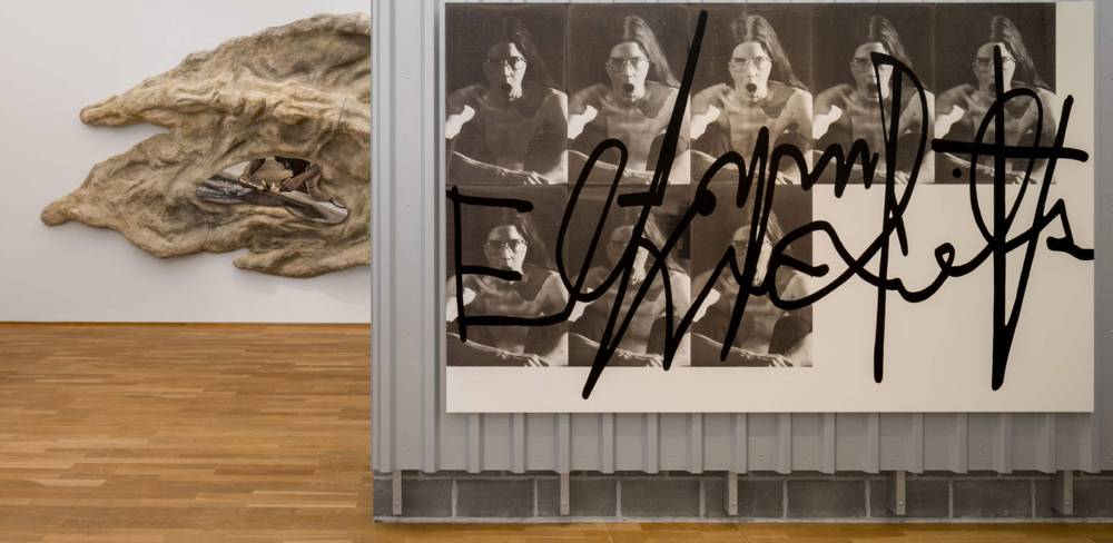 Ausstellungsansicht „Tausendmal Berlin. Die Sammlung Hamburger Bahnhof – Nationalgalerie der Gegenwart“, Hamburger Bahnhof – Nationalgalerie der Gegenwart, 12.06.2026 bis auf Weiteres, Abgebildet: Klára Hosnedlová, Untitled (from the series embrace), 2025; Eliza Douglas / Anne Imhof, Signature VII …