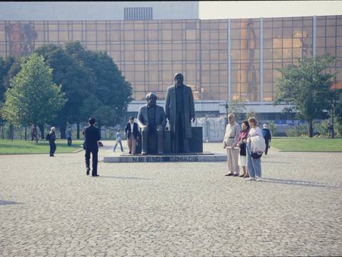 Marx-Engels-Forum, im Hintergrund der Palast der Republik, 1990/92 – Marx-Engels-Forum, im Hintergrund der Palast der Republik, 1990/92