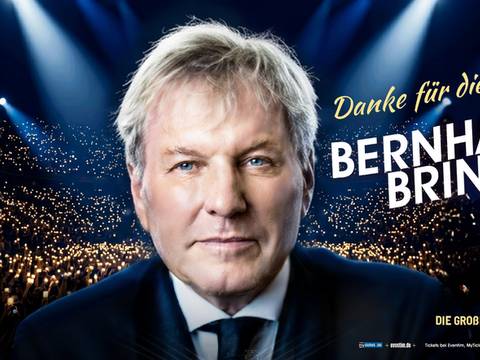  – Ältere männlich gelesene Person vor Konzertpublikum mit Lichtern. Text: Danke für die Zeit! BERNHARD BRINK DIE GROSSE ABSCHIEDSTOUR.