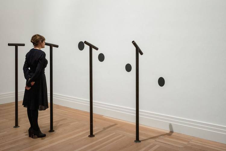 Nancy Holt, Locators with Loci, 1972, Installationsansicht, Gropius Bau, 2024 © Holt/Smithson Foundation, VG Bild-Kunst, Bonn 2024, Courtesy: Sprüth Magers, Foto: Luca Girardini