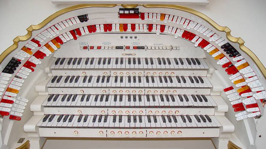 Spieltisch der Mighty Wurlitzer Theaterorgel – Spieltisch der Mighty Wurlitzer Theaterorgel