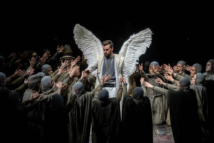 Lohengrin – David Butt Philip als Lohengrin; Chor der Deutschen Oper Berlin Bettina Stöß