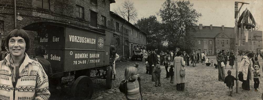 Fest auf der Domäne Dahlem, 1970er Jahre, Fotografie, 11,8 x 30,6 cm, © Domäne Dahlem