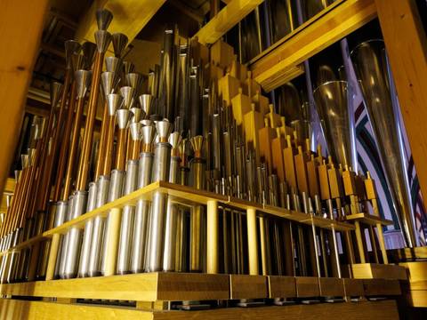 Blick ins innere der Orgel in der Nikolaikirche – Blick ins Innere des Glockenspiels im Turm der Nikolaikirche
