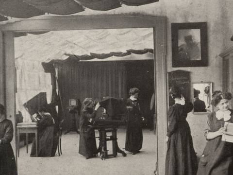 Unbekannt, „Die Ateliers der Photographischen Lehranstalt. Dem Unterricht dienen 6 Ateliers, von denen im Bilde die durch eine Schiebetür zu trennende Glasateliers dargestellt sind. In diesen Ateliers finden auch alljährlich die Staatlichen Gehilfenprüfungen für Photographen und Photographinnen der…