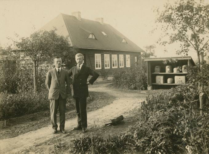 Armbruster mit dem japanischem Bienenkundler Tokuda vor dem Institut für Bienenkunde