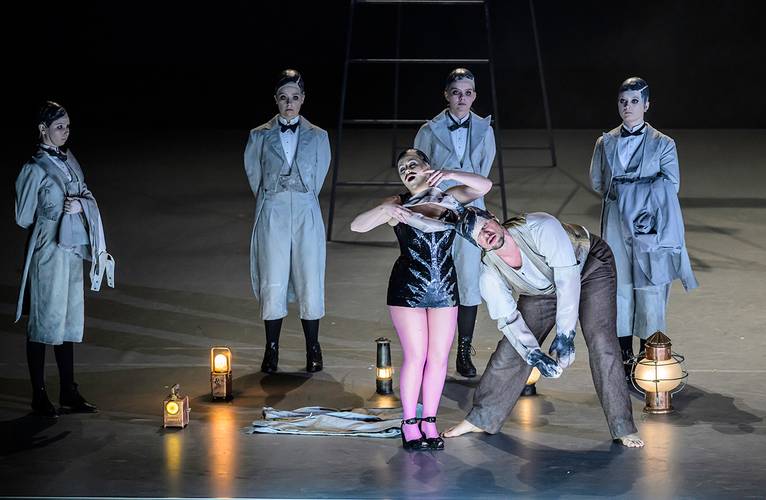 A Midsummer Night’s Dream – Selina-Sophie Nüsse als Cobweb, Mathilda Carl als Peaseblossom, Sara Audibussio als Mustardseed Ella Williamson als Moth, Alexandra Oomens als Tytania, Patrick Guetti als Bottom Bettina Stöß