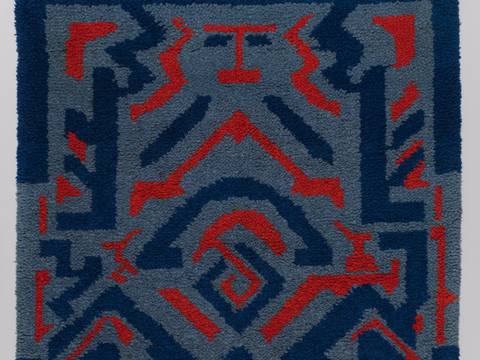Elisabeth Nielsen-Georgi, Teppich mit blau-rotem Ornament, 1958, nach einem Entwurf von Erich Heckel, Wollzwirn, Smyrna-Arbeit (aufgeschnittener Plüsch-Steppstich) auf Stramin, Brücke-Museum, © VG Bild-Kunst, Bonn 2026