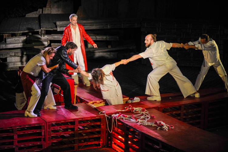 Globe Berlin: Hamlet – Gezerre um die tote Ophelia (Helena Krey)