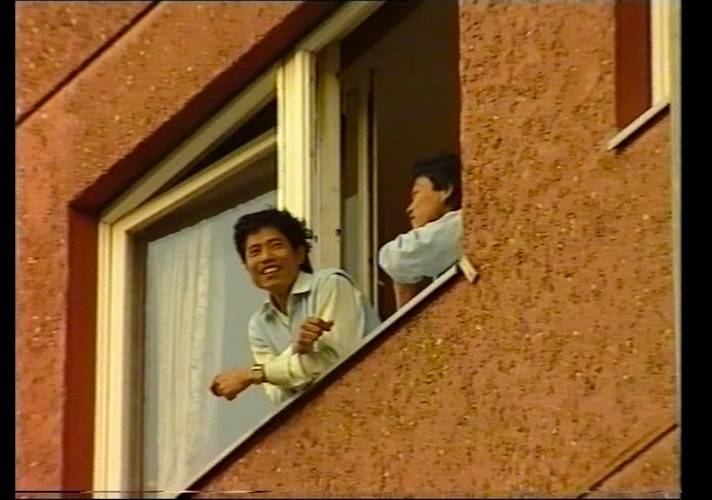 Bildschirmaufnahme aus dem Film "Bruderland ist abgebrannt" von Angelika Nguyen, 1991