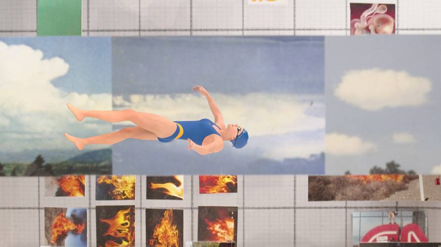 Glass Life, Filmstill, 2021 – Filmstill der Arbeit Glass Life von Sara Cwynar. Eine Person in einem blauen Badeanzug und mit Badekappe scheint vor einem Himmel mit Wolken zu schweben. Im Hintergrund sind collageartig Bilder von Feuer, Wolken und einem Embryo auf einem Raster angeordnet.