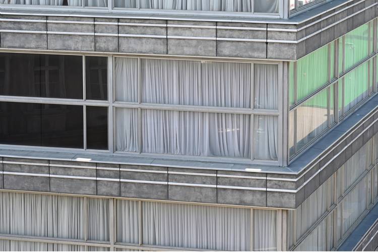 Sophie Kovel, Metropolitan Backlot, Studio Babelsberg AG, 2026 – Gebäudeecke mit Glasfassade und weißen Vorhängen, moderne Architektur.