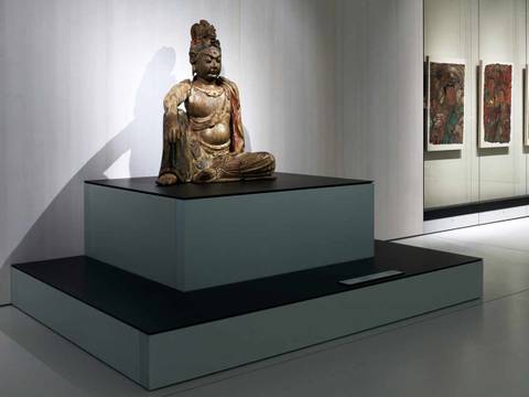Ausstellungsansicht des Moduls „Kunst und Kult. Sakrale Kunst in China und Japan“ des Museums für Asiatische Kunst im Humboldt Forum