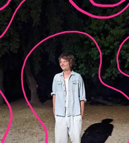 Person im hellen Hemd und Hose steht vor Bäumen, rosa Linien umgeben die Szene.