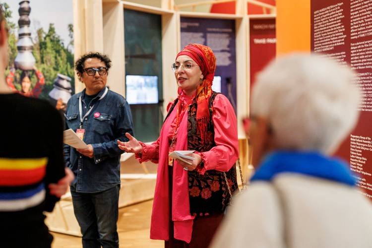 Feride Funda Gökçimen-Gençaslan beim Kurator*innengespräch "Was sind deine Wurzeln?" zum GCA Treffpunkt am Themenwochenende zur Eröffnung der Sonderausstellung "Beziehungsweise Familie / Family Matters" – Feride Funda Gökçimen-Gençaslan beim Kurator*innengespräch "Was sind deine Wurzeln?" zum GCA Treffpunkt am Themenwochenende zur Eröffnung der Sonderausstellung "Beziehungsweise Familie / Family Matters"