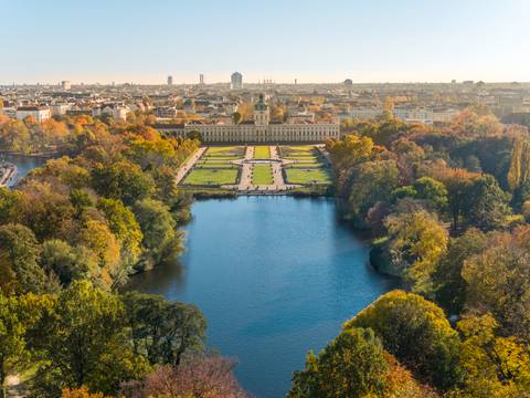 Schlossgarten Charlottenburg – Schlossgarten Charlottenburg, Luftbild, Blick über das Parterre des Schlossgartens Richtung Schloss