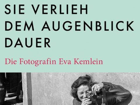 Buchcover „Sie verlieh dem Augenblick Dauer“ – Buchcover „Sie verlieh dem Augenblick Dauer“