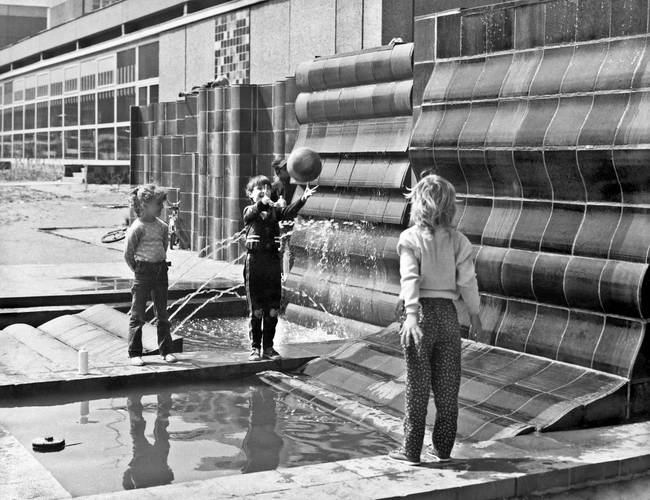 Klinker-Formsteinsortiment „Profil 87“, VEB Steinzeugwerke Crinitz – Freiflächengestaltung mit Brunnenanlage, Wohngebiet Jan Petersen-Straße, Berlin-Marzahn, 1987 Gestaltung: Gertraude Pohl (*1940) ; Foto: Peter Garbe, 1987