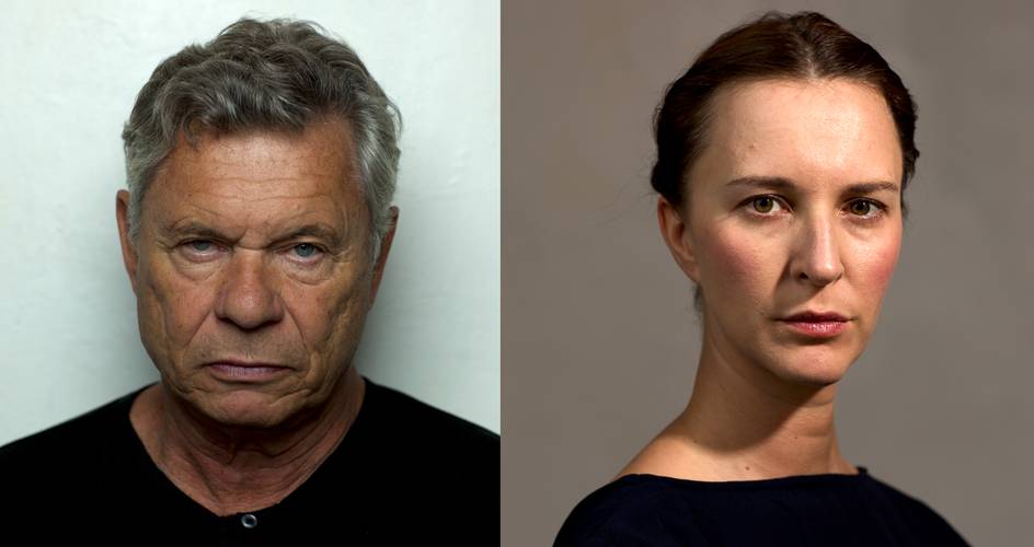 Älterer männlich gelesener Mensch links mit grauem Haar. Jüngerer weiblich gelesener Mensch rechts mit dunklem Haar. Beide haben neutrale Gesichtsausdrücke.