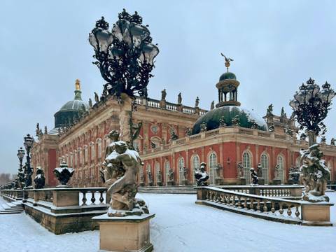 Das Neue Palais im Winter – Das verschneite Neue Palais von der nördlichen Gartenseite