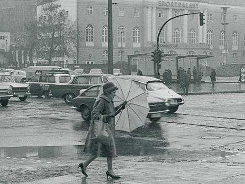 Straßenszene in Schöneberg aus dem Jahr 1967. Im Hintergrund ist der Sportpalast zu sehen, der 1973 abgerissen wurde. Foto: Jürgen Henschel, Archiv Museen Tempelhof-Schöneberg – Straßenszene in Schöneberg aus dem Jahr 1967
