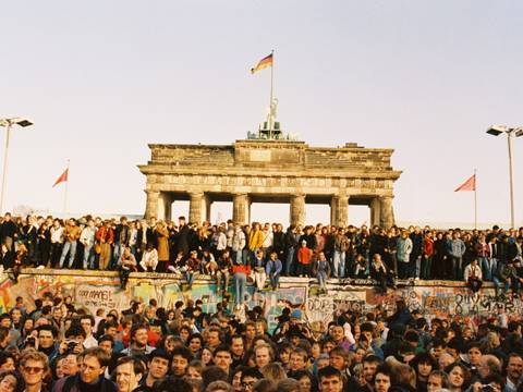 Mit Menschen besetzte Berliner Mauer - Berlin 1989