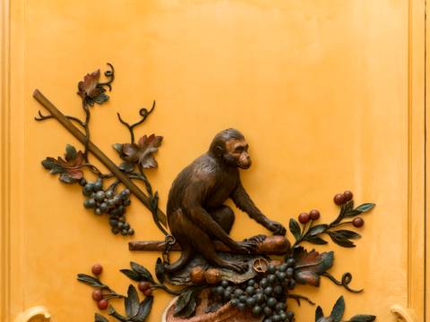 Im Vierten Gästezimmer von Schloss Sanssouci: Detail einer Holzschnitzerei, Affe – Im Vierten Gästezimmer von Schloss Sanssouci: Detail einer Holzschnitzerei, Affe © SPSG / Leo Seidel