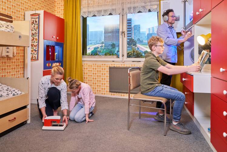 Familie im nachgebauten DDR-Jugendzimmer – Familie im nachgebauten DDR-Jugendzimmer