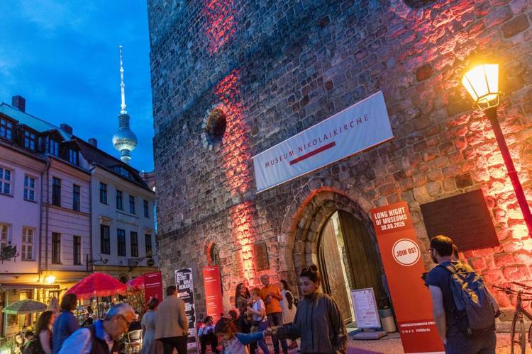 In der Langen Nacht der Museen wird die Nikolaikirche zur Kulisse für Musik, Verbrechen und spannende Geschichten. – Außenaufnahme vor der Nikolaikirche während der Langen Nacht der Museen mit Publikum