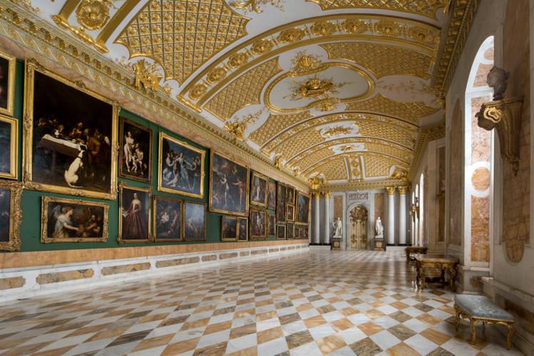 Bildergalerie von Sanssouci – Blick in die Bildergalerie von Sanssouci, auf der linken Seite die Wand mit den Gemälden