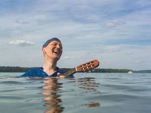 Helm van Hahm – Helm van Hahm mit Gitarre bis zum Hals im See