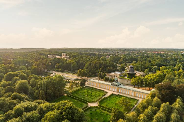 Blick auf die Neuen Kammern und die Historische Mühle im Park Sanssouci – Blick auf die Neuen Kammern und die Historische Mühle im Park Sanssouci