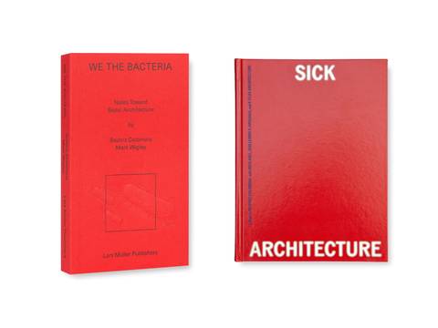 Buchcover „We the Bacteria" und „Sick Architecture" – Zu sehen sind die beiden roten Buch Cover von „We the Bacteria" und „Sick Architecture" vor weißem Hintergrund.