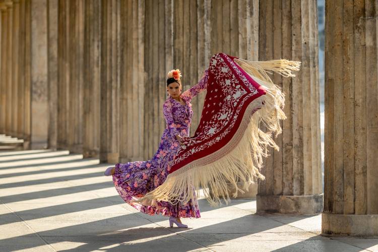 Laura la Risa – Flamenca Laura la Risa tanzt in einem Säulengang