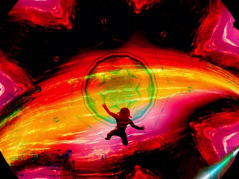 Still aus de Programm »Imagine Dragons: Dimensional Voyager« – Silhouette einer Person vor leuchtend bunter, wellenförmiger Grafik mit Drachenmotiv.